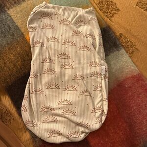 New Without Tags Classic Brushed Mama Coco Swaddle Size Small (Sandy Sunsets)